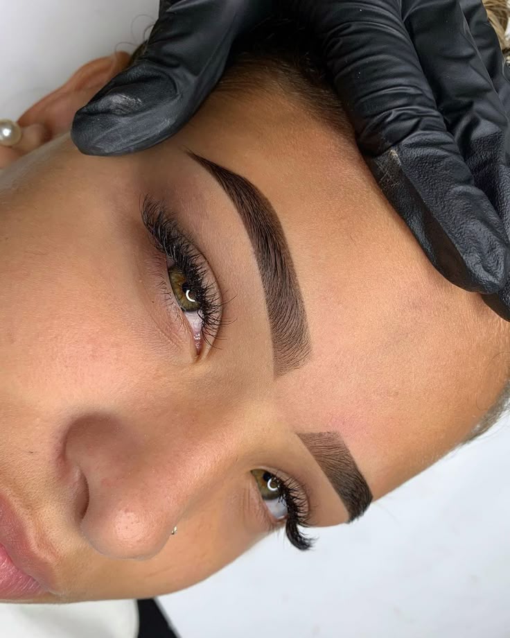 DESIGN DE SOBRANCELHAS COM HENNA